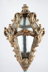 PALASTLATERNE AUS LACKIERTEM UND VERGOLDETEM HOLZ MIT GEBLASENEM GLAS GENUA, LOUIS-XV-ZEITALTER, 80CM X 55CM